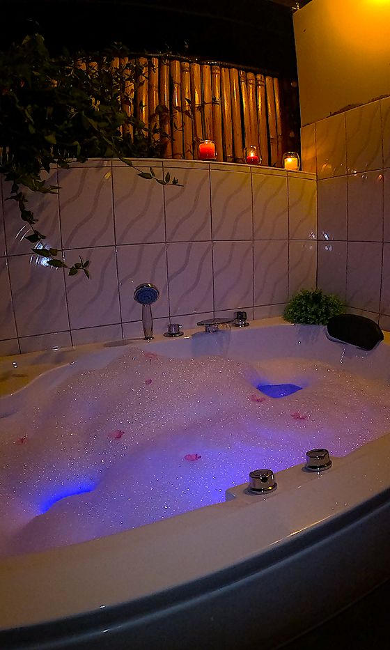 Jacuzzi iluminado con vistas al cielo nocturno