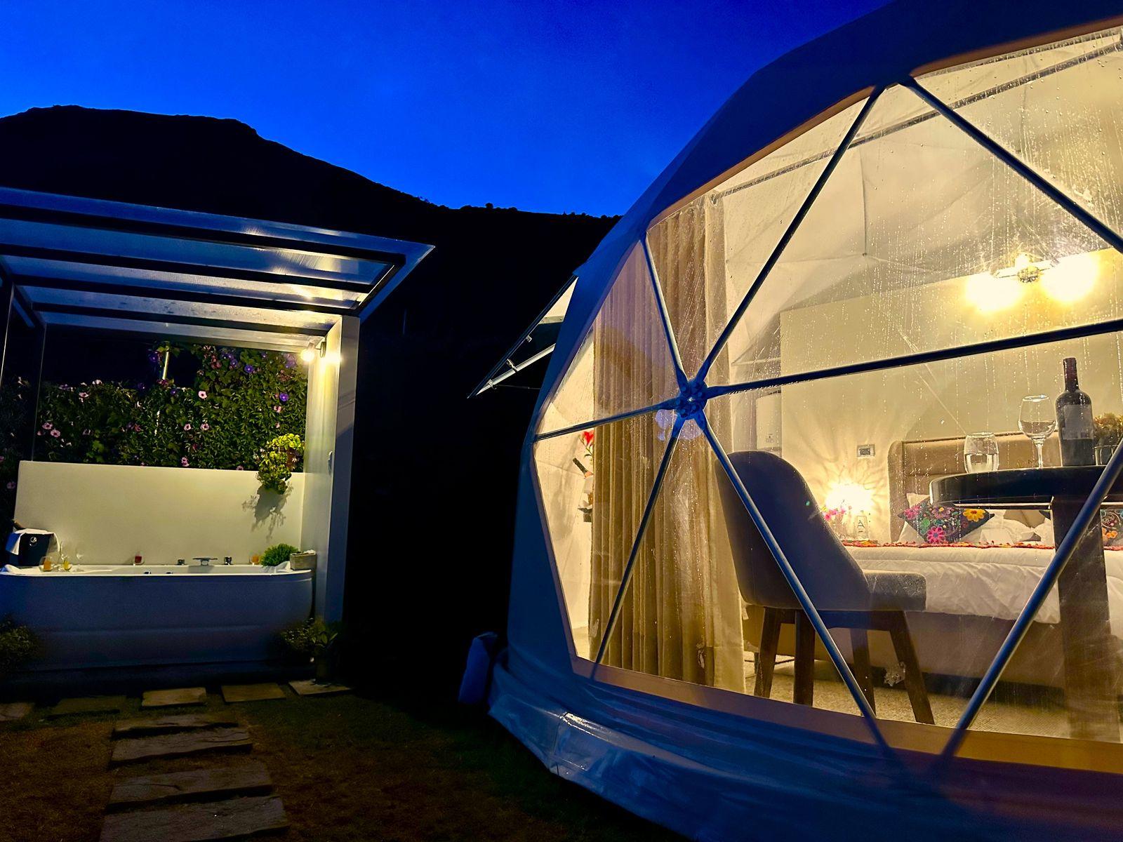 Domo geodésico iluminado al anochecer