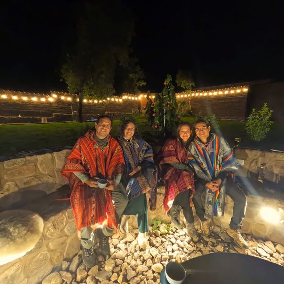 Fogata nocturna con ponchos andinos