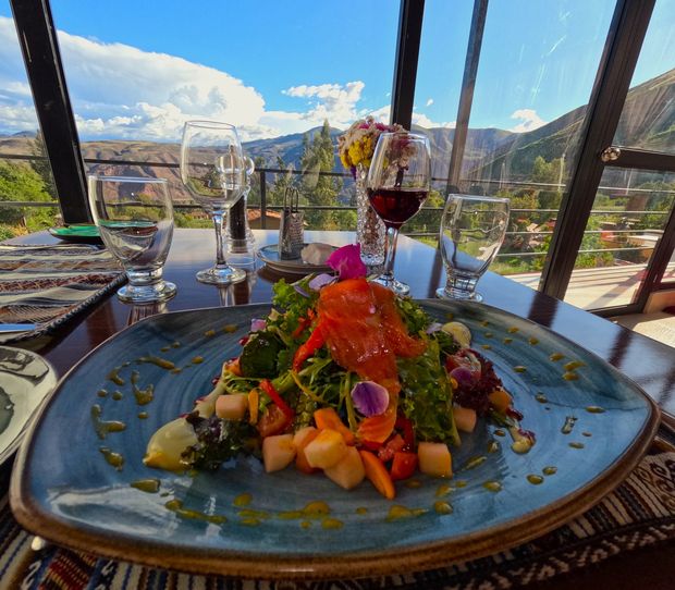 Plato con vista al valle